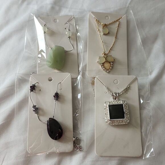 Beautiful Pendant Necklace - Picture 1 of 5
